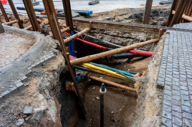 Kentsel hizmet boru tamiri için siper kazıldı.