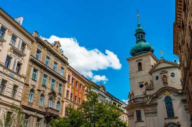 Prag şehir binaları arasında antik Saint Gall kilise kulesi.