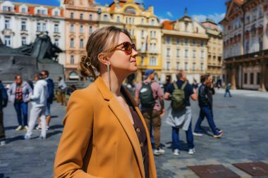 Kadın turist tarihi Prag Eski Şehir Meydanı 'nı geziyor.