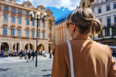 Kadın turist tarihi Prag Eski Şehir Meydanı 'nı geziyor.