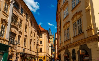 Prag, Çek Cumhuriyeti - 09.05.2025: Eski Belediye binasının tarihi sokak manzarası.