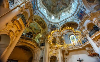 Prag, Çek Cumhuriyeti - 09.05.2025: St. Nicholas Kilisesi Eski Kent Meydanı.