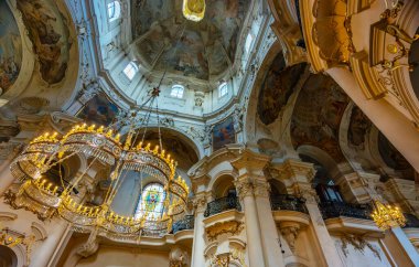 Prag, Çek Cumhuriyeti - 09.05.2025: St. Nicholas Kilisesi Eski Kent Meydanı.