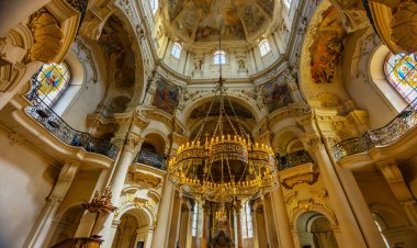 Prag, Çek Cumhuriyeti - 09.05.2025: St. Nicholas Kilisesi Eski Kent Meydanı.