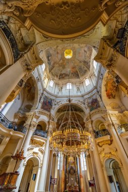 Prag, Çek Cumhuriyeti - 09.05.2025: St. Nicholas Kilisesi Eski Kent Meydanı.