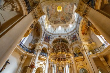 Prag, Çek Cumhuriyeti - 09.05.2025: St. Nicholas Kilisesi Eski Kent Meydanı.