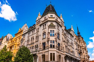 Prag, Çek Cumhuriyeti - 09.05.2025: Kulesi ve heykelleri olan tarihi bina.