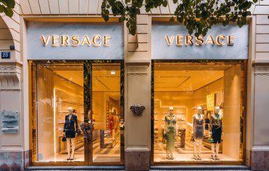 Prag, Çek Cumhuriyeti - 09.05.2025: Versace lüks markaların dış satış mağazası.