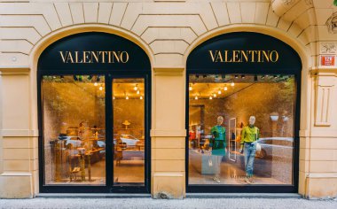 Prag, Çek Cumhuriyeti - 09.05.2025: Valentino lüks marka mağazasının dışı.
