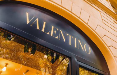 Prag, Çek Cumhuriyeti - 09.05.2025: Valentino lüks marka mağazasının dışı.