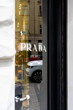 Prag, Çek Cumhuriyeti - 09.05.2025: Prada lüks marka levhası.