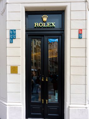 Prag, Çek Cumhuriyeti - 09.05.2025: Rolex lüks saat mağazası girişi ve logosu.