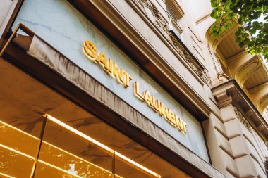 Prag, Çek Cumhuriyeti - 09.05.2025: Saint Laurent lüks marka işareti.