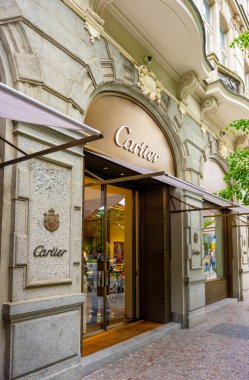 Prag, Çek Cumhuriyeti - 09.05.2025: Cartier lüks marka girişi ve logosu.