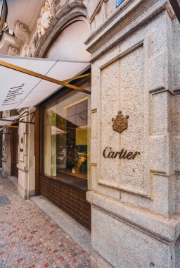 Prag, Çek Cumhuriyeti - 09.05.2025: Taş cephede Cartier marka kalkan ve logosu.