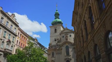 Prag şehir binaları arasında antik Saint Gall kilise kulesi.