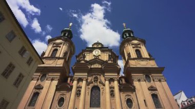 Prag 'daki Eski Kent Meydanı' ndaki Aziz Nicholas Kilisesi.