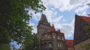 Yüksek çatısı olan neo-gotik bir bina..