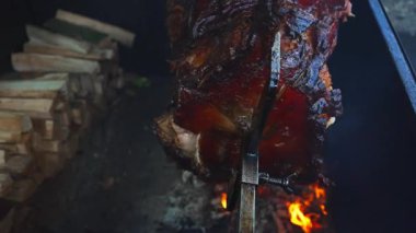 Geleneksel domuz eti sokak yemekleri tükürükte kızarıyor..