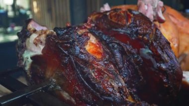 Geleneksel domuz eti sokak yemekleri tükürükte kızarıyor..