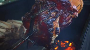 Geleneksel domuz eti sokak yemekleri tükürükte kızarıyor..