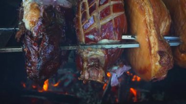 Geleneksel domuz eti sokak yemekleri tükürükte kızarıyor..