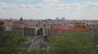 Köprüler ve Vltava ile Prag silueti.