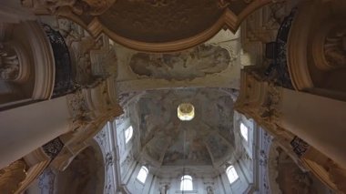 Prag, Çek Cumhuriyeti - 09.05.2025: St. Nicholas Kilisesi içinde.