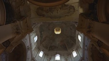 Prag, Çek Cumhuriyeti - 09.05.2025: St. Nicholas Kilisesi içinde.