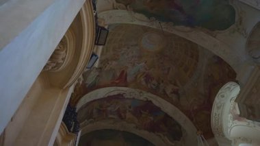 Prag, Çek Cumhuriyeti - 09.05.2025: St. Nicholas Kilisesi içinde.