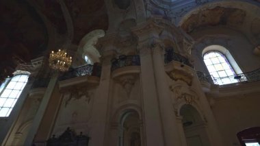 Prag, Çek Cumhuriyeti - 09.05.2025: St. Nicholas Kilisesi içinde.