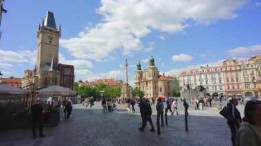 Prag, Çek Cumhuriyeti - 09.05.2025: Eski Şehir Meydanı tarihi ve kalabalığı.