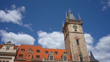 Prag, Çek Cumhuriyeti - 09.05.2025: Prag 'daki Old Town Hall.