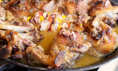 Büyük pişmiş et bacakları kalın et suyunda pişiyor..