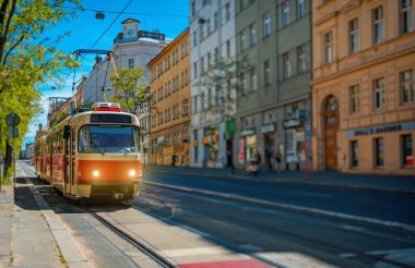 Şehir caddesinde eski elektrikli tramvay sürücüleri.