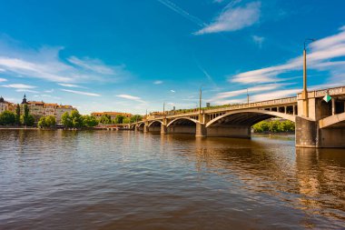 Jirasek Köprüsü. Tarihi şehir zeminiyle nehir boyunca uzanan modern köprü.