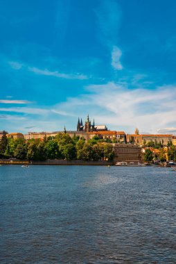 Prag Kalesi ve St. Vitus Katedrali Vltava Nehri 'ne hakim..