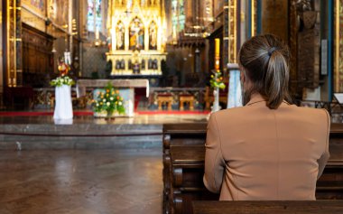 Güzel, tarihi barok kilisesinde dua eden bir kadın..