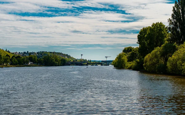 İnşaat vinçleri nehir üzerinde yeni bir otoyol köprüsü inşa ediyor.