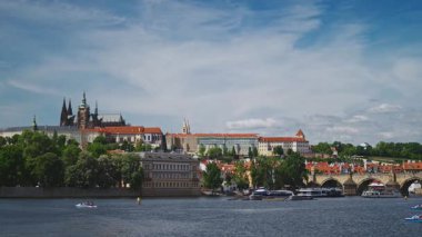 Prag Kalesi ve St. Vitus Katedrali Vltava Nehri 'ne hakim..