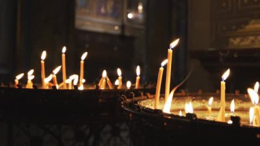 Kilisenin sunak üzerinde yanan mumlar.