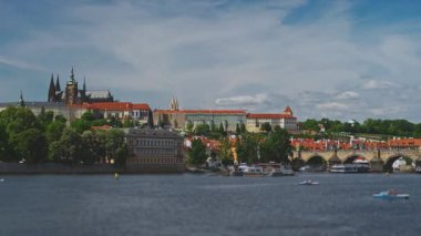 Prag Kalesi ve St. Vitus Katedrali Vltava Nehri 'ne hakim..