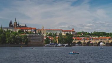 Prag Kalesi ve St. Vitus Katedrali Vltava Nehri 'ne hakim..