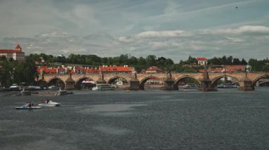 Vltava Nehri üzerindeki Ortaçağ Charles Köprüsü.