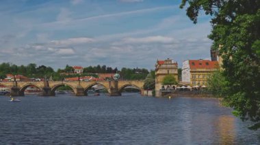 Vltava Nehri üzerindeki Ortaçağ Charles Köprüsü.