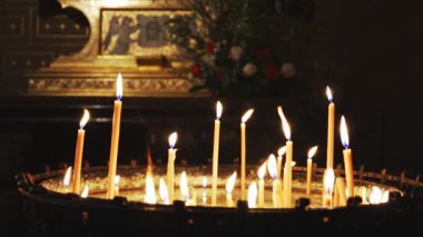 Kilisenin sunak üzerinde yanan mumlar.