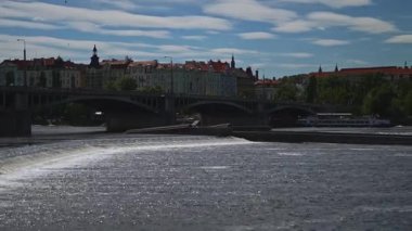 Vltava Nehri 'nde küçük akıntılar yaratıyorum..