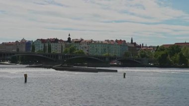 Vltava Nehri 'nde küçük akıntılar yaratıyorum..