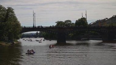 Vltava Nehri 'nden Prag şehir manzarası.