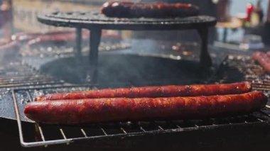 Sosisler mangalda pişiyor..
